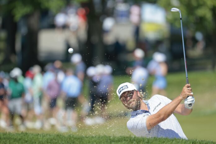 El inglés Daniel Brown saca la bola del búnker este sábado en el noveno green durante la tercera ronda del Campeonato de la PGA que transcurre en el club de golf Aronimink en Newtown Square ( Pensilvania). n Square, Pennsylvania, USA, 16 May 2026. EFE/EPA/STEVEN M. FALK
