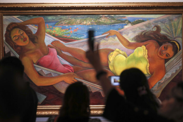 Una persona toma una fotografía de la obra 'La hamaca' de Diego Rivera, durante un recorrido en el Museo Dolores Olmedo este viernes, en la Ciudad de México (México). EFE/Isaac Esquivel
