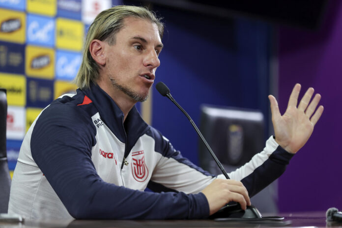 El seleccionador de Ecuador, el argentino Sebastián Beccacece, habla en una rueda de prensa en Quito (Ecuador). EFE/ José Jácome
