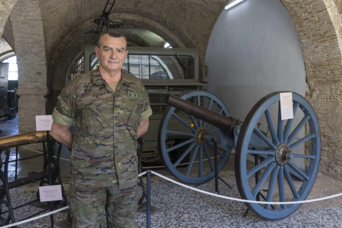 El director del museo histórico militar de Cartagena, el teniente coronel del Ejército de Tierra Ernesto Terry, junto al cañón, de la marca Whitworth, fabricado en Manchester (Reino Unido) en 1873, que el cineasta Sergio Leone utilizó para el rodaje en Burgos de su popular película “El bueno, el feo y el malo”. Terry ha explicado a EFE que fue la asociación cultural, con sede en Burgos, la que contactó hace apenas unas semanas con el museo para cotejar el número de serie del cañón expuesto con el del que aparece en la película y con la documentación relacionada con el rodaje, y comprobaron que coincidían. EFE/Marcial Guillén
