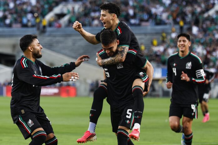 Jugadores de la selección de México celebran la victoria por 1-0 sobre la de Australia en un partido amistoso jugado este sábado en el Rose Bowl Stadium de Los Angeles (California). EFE/EPA/CHRIS TORRES
