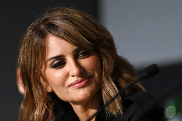 Penélope Cruz asiste a la rueda de prensa de 'La Bola Negra' durante el 79º Festival de Cine de Cannes, en Cannes, Francia, el 22 de mayo de 2026. El festival se celebra del 12 al 23 de mayo de 2026.. (Cine, Francia) EFE/EPA/Kate Green / POOL
