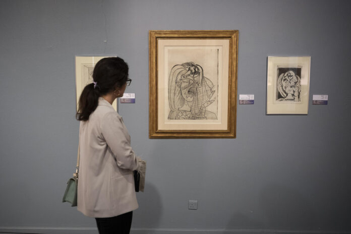 Una mujer observa la serie 'La mujer que llora’ del pintor Pablo Picasso en el Museo de Arte Contemporáneo de Teherán. EFE/Jaime León
