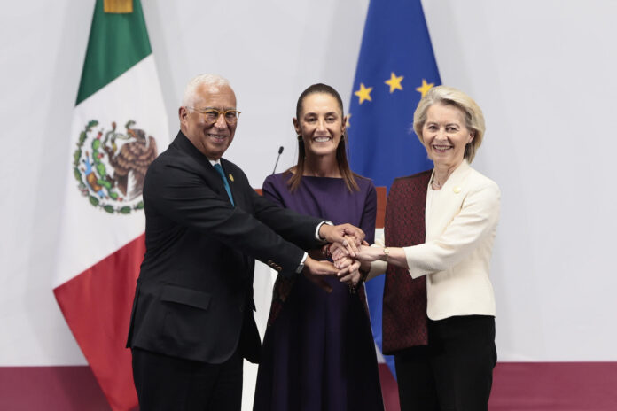 La presidenta de México, Claudia Sheinbaum (c), la presidenta de la Comisión Europea, Urusula Von der Leyen (d), y el presidente del Consejo Europeo, António Costa (i), posan durante la firma del Acuerdo Global Modernizado entre México y la UE este viernes, en el Palacio Nacional de Ciudad de México (México). EFE/ José Méndez
