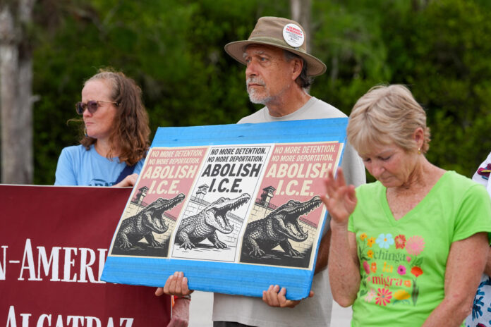 Fotografía del 17 de mayo de 2026 de personas participando en una manifestación a favor del cierre del centro de detención 'Alligator Alcatraz' en la Reserva Nacional Big Cypress, en Florida (Estados Unidos). EFE/ Alberto Boal
