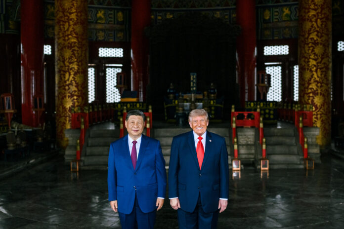 Fotografía difundida por La Casa Blanca del presidente de Estados Unidos, Donald Trump (i), junto a su homólogo chino, Xi Jinping, durante su visita al Templo del Cielo este jueves, en Pekín (China). EFE/ La Casa Blanca /SOLO USO EDITORIAL/ SOLO DISPONIBLE PARA ILUSTRAR LA NOTICIA QUE ACOMPAÑA (CRÉDITO OBLIGATORIO)
