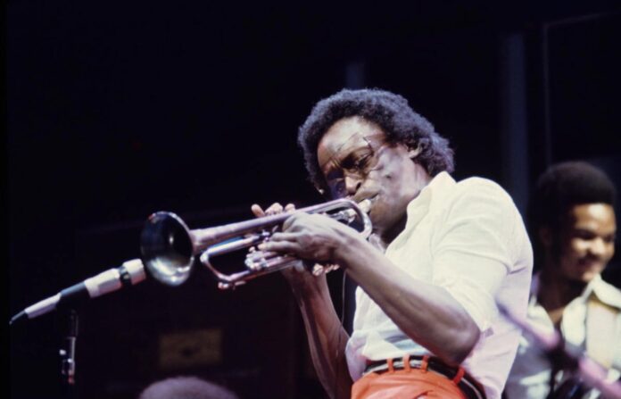 Fotografía tomada de la página oficial del trompetista Miles Davis quien protagoniza en Nueva York una programación especial que se extenderá durante varias semanas, con ciclos dedicados a su figura. EFE/ Miles Davis Photos / SOLO USO EDITORIAL /NO VENTAS /SOLO DISPONIBLE PARA ILUSTRAR LA NOTICIA QUE ACOMPAÑA /CRÉDITO OBLIGATORIO
