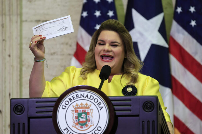 La gobernadora de Puerto Rico, Jeniffer González, habla en el Capitolio de Puerto Rico este jueves, en San Juan (Puerto Rico). EFE/ Thais Llorca
