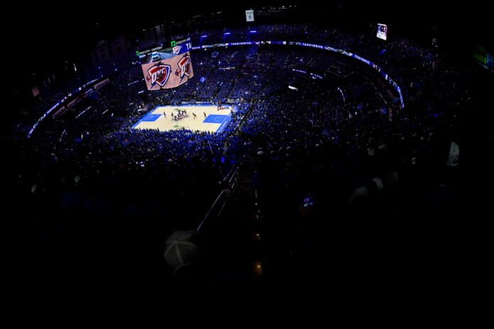 Vista general del Paycom Center, escenario donde cayó este sábado el último campeón de la NBA, Oklahoma City Thunder, a manos de San Antonio Spurs, que a partir del 3 de junio jugará por el anillo de la temporada 2026 con New York Knicks. EFE/EPA/GERALD LEONG SHUTTERSTOCK OUT
