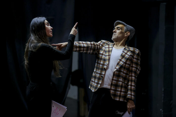 Fotografía del 13 de mayo de 2026 del dramaturgo ecuatoriano Alfredo Espinosa (d) durante el ensayo de la obra 'Con mis perrhijos no te metas' en Quito (Ecuador). EFE/ José Jácome
