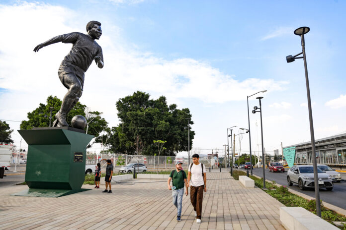 Personas caminan cerca de una escultura en bronce del ex futbolista brasileño Edson Arantes do Nascimento 'Pelé' este jueves, en Guadalajara (México). EFE/ Francisco Guasco
