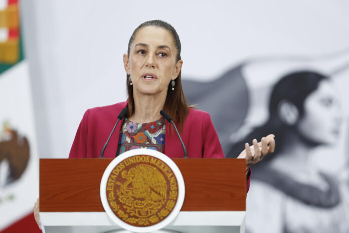 La presidenta de México, Claudia Sheinbaum, habla en una rueda de prensa este miércoles, en Palacio Nacional de la Ciudad de México (México). EFE/ Sáshenka Gutiérrez
