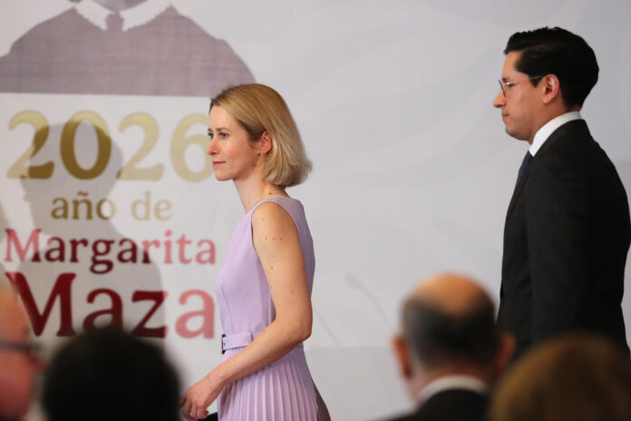 La alta representante de la Unión Europea para la Política Exterior y Seguridad, Kaja Kallas (c), y el secretario de Relaciones Exteriores de México, Roberto Velasco (d), llegan a una rueda de prensa conjunta con este jueves, en Ciudad de México (México). EFE/Mario Guzmán
