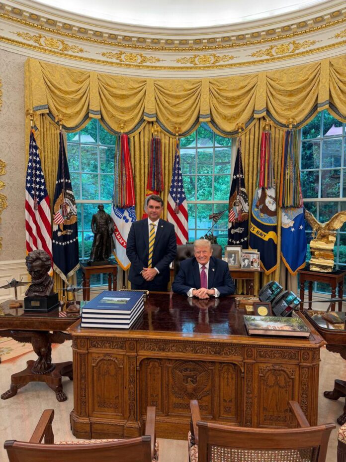 Fotografía tomada de la cuenta oficial en X @FlavioBolsonaro del senador derechista brasileño Flávio Bolsonaro (i) junto al presidente de EE.UU., Donald Trump, este martes en el despacho oval de la Casa Blanca en Washington (EE.UU.). EFE/ @FlavioBolsonaro /SOLO USO EDITORIAL/ NO VENTAS/ SOLO DISPONIBLE PARA ILUSTRAR LA NOTICIA QUE ACOMPAÑA (CRÉDITO OBLIGATORIO)

