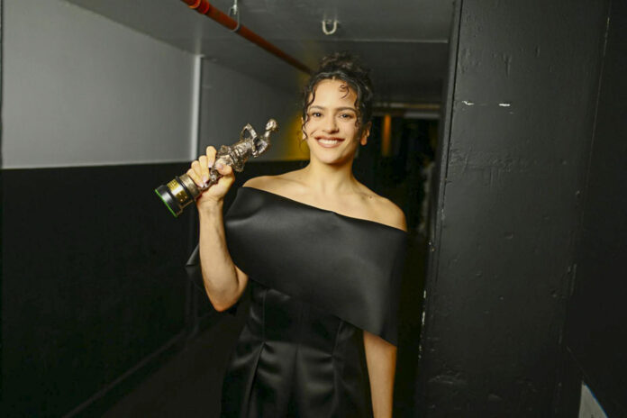 La artista española Rosalía posa con el premio a la Compositora Internacional del Año durante la entrega de los premios Ivors, uno de los más prestigiosos del gremio de compositores a nivel global, en una ceremonia celebrada en Londres. EFE/Mark Taylor/The Ivors With Amazon Music
