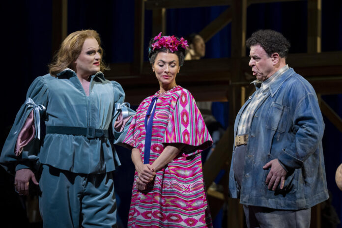 Los artistas Carlos Álvarez (d) e Isabel Leonard (c) participan en el ensayo de la ópera el 'Ultimo Sueño de Frida y Diego' este miércoles, en el Metropolitan Opera, en Nueva York (Estados Unidos). EFE/ Ángel Colmenares
