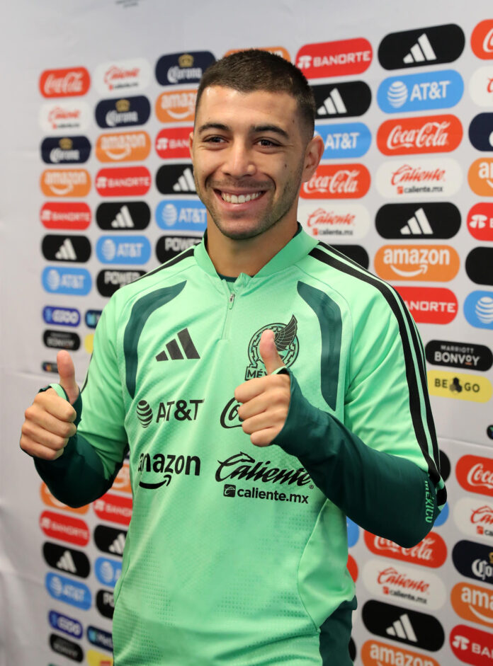 El centrocampista de la Selección Mexicana, Erik Lira, posa al termino de una entrevista con EFE este miércoles, en el Centro de Alto Rendimiento, en Ciudad de México (México). EFE/ Mario Guzmán
