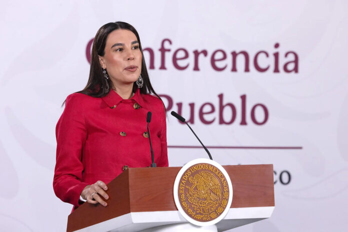 Fotografía cedida este viernes por la Presidencia de México de la secretaria de Turismo, Josefina Rodríguez, hablando durante una rueda de prensa en el Palacio Nacional de la Ciudad de México (México). EFE/Presidencia de México/SOLO USO EDITORIAL/NOVENTAS/SOLO DISPONIBLE PARA ILUSTRAR LA NOTICIA QUE ACOMPAÑA(CRÉDITO OBLIGATORIO)
