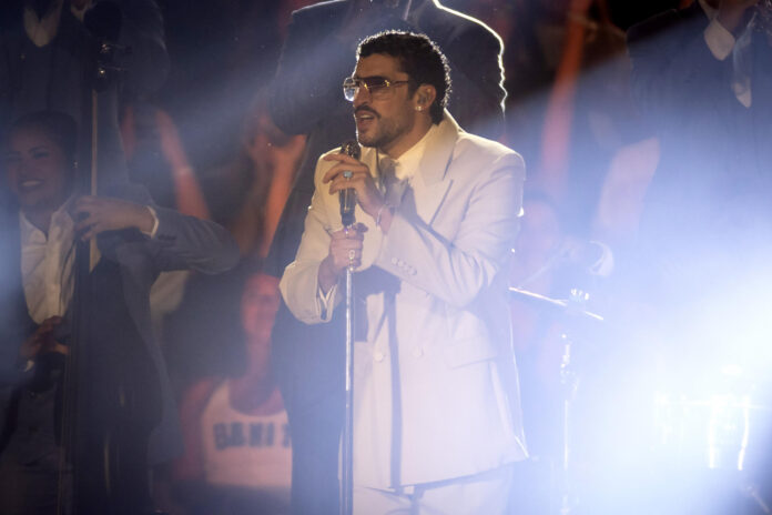 El cantante puertorriqueño Bad Bunny se presenta durante un concierto de su gira ‘DeBí TiRAR MáS FOToS’. Imagen de archivo. EFE/ Juan Ignacio Roncoroni
