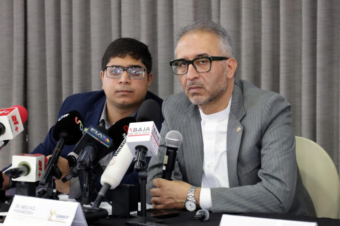 El embajador de Irán en México, Albolfazl Pasandideh (d), fue captado este 6 de junio, durante una conferencia de prensa, en la ciudad de Tijuana (México). EFE/Joebeth Terríquez
