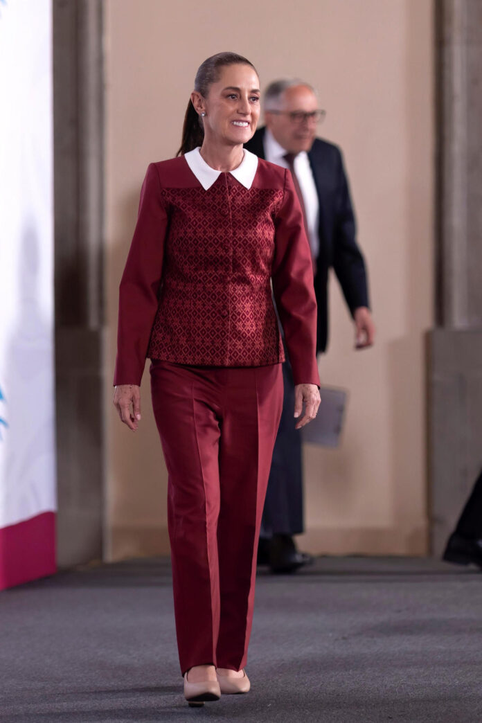Fotografía cedida por la Presidencia de México de su mandataria, Claudia Sheinbaum, en una rueda de prensa este martes, en Ciudad de México (México). EFE/ Presidencia de México /SOLO USO EDITORIAL/NO VENTAS/ SOLO DISPONIBLE PARA ILUSTRAR LA NOTICIA QUE ACOMPAÑA (CRÉDITO OBLIGATORIO)
