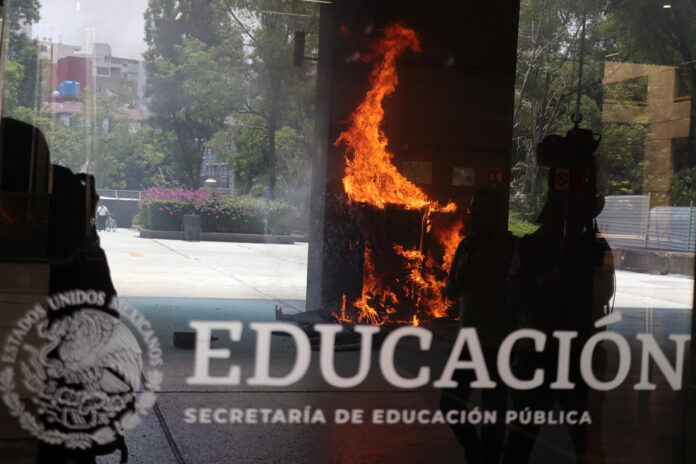 Maestros de la Coordinadora Nacional de Trabajadores de la Educación (CNTE) incendiaron mobiliario en las oficinas de la Secretaría de Educación Pública este miércoles, durante una manifestación en Ciudad de México (México). EFE/ Madla Hartz
