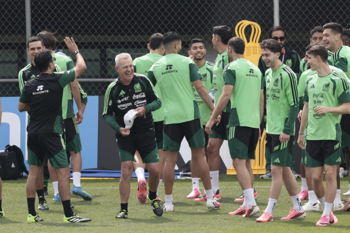 El seleccionador de México, Javier Aguirre (c-i), dirige un entrenamiento este lunes, en el Centro de Alto Rendimiento de la Federación Mexicana de Fútbol en Ciudad de México (México). EFE/José Méndez
