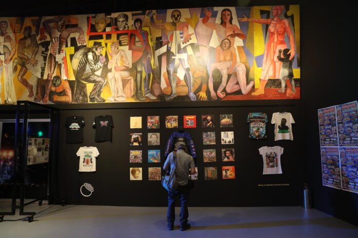Una persona recorre las exposiciones 