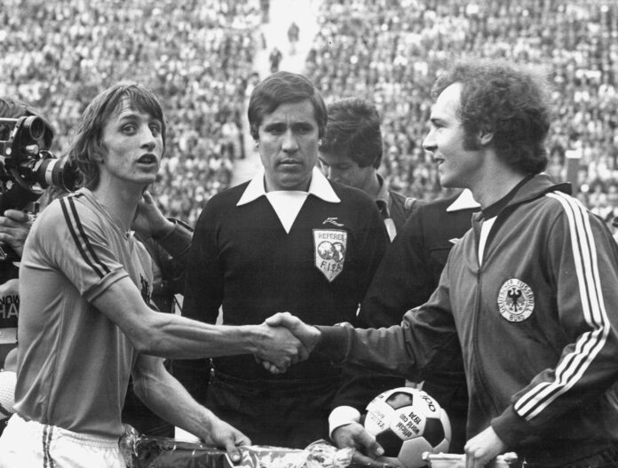 Saludo entre los capitanes de las selecciones de Holanda, Johan Cruyff (i), y de Alemania Federal, Franz Beckenbauer, ante el colegiado inglés del encuentro Jack Taylor, antes de comenzar la final de la Copa del Mundo. sm/EFE
