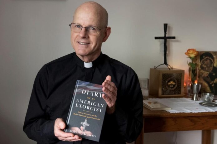 Fotografía tomada de la cuenta en Facebook (@Msgr-Stephen-Rossetti) del sacerdote Stephen Joseph Rossetti, uno de los exorcistas más visibles de la archidiócesis de Washington y director del Centro San Miguel para la Renovación Espiritual, una entidad especializada en casos relacionados con supuestas perturbaciones de origen maligno. EFE/@Msgr-Stephen-Rossetti /SOLO USO EDITORIAL /NO VENTAS /SOLO DISPONIBLE PARA ILUSTRAR LA NOTICIA QUE ACOMPAÑA /CRÉDITO OBLIGATORIO
