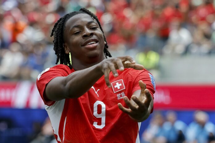 Johan Manzambi emerge como el hérore inesperado de la selección de Suiza en el Mundial. Su reciente doblete, además de ratiicar gran olfato goleador, lleva el sello en la celebración del ‘Kamehameha’, un icónico gesto de la serie animada japonesa Dragon Ball. EFE/EPA/PETER KLAUNZER EDITORIAL USE ONLY
