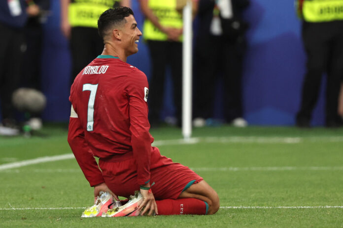 El portugués Cristiano Ronaldo tendrá este sábado un mano a mano especial en Miami con el colombiano Luis Díaz , un duelo de 7 a 7 para dirimir el liderato del Grupo K del Mundial. EFE/ Kenneth Fernández
