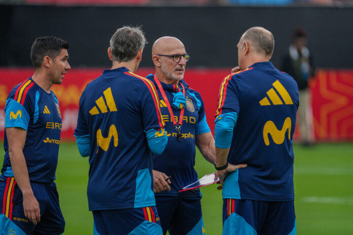 El seleccionador de España, Luis de la Fuente (c), dirigió este domingo un entrenamiento de la plantilla antes de viajar a México para jugar el lunes un partido amistoso con la selección de Perú. EFE/ Alberto Boal
