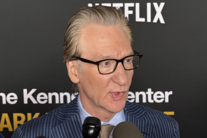 El comediante y presentador estadounidense Bill Maher habla con periodistas este domingo, en el Centro Kennedy en Washington (Estados Unidos). EFE/ Octavio Guzmán
