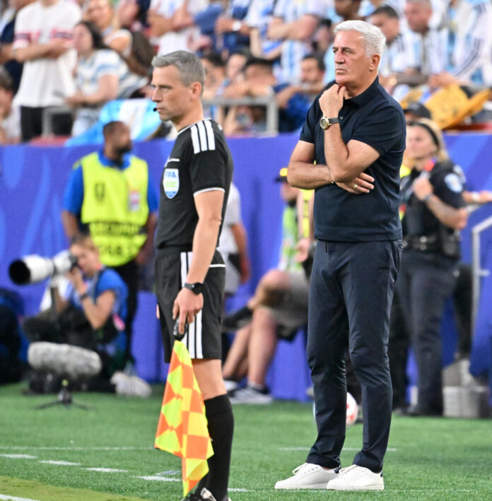 El selecionador de Argelia, el bosnio Vladimir Petkovic, busca este lunes una victoria sobre Jordania para devolver a los Zorros del Desierto a la lucha por una plaza en la siguiente fase del Mundial. EFE/EPA/AMY KONTRAS

