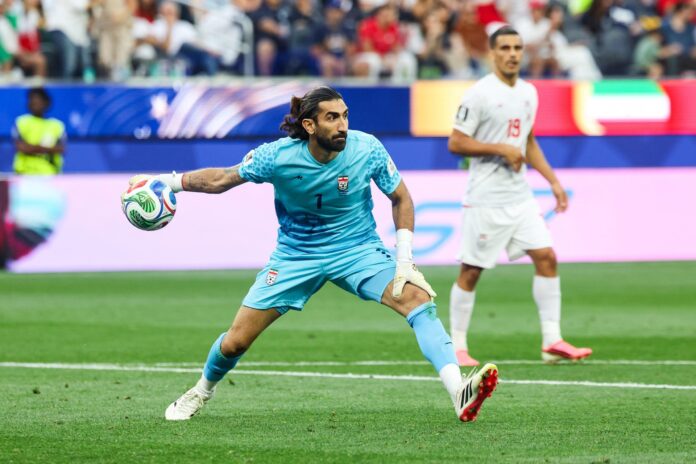 El guardameta Alireza Beiranvand ha sido protagonista entre los tres palos de la selección iraní en el Mundial. EFE/EPA/CHRIS TORRES
