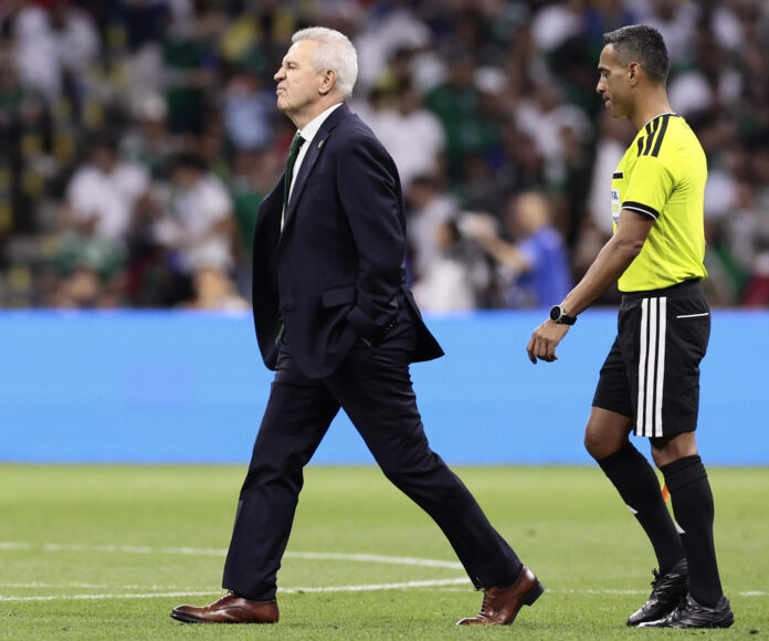 El seleccionador de México, Javier Aguirre, quiere mantener el paso victorioso de su equipo en el Mundial. EFE/ José Méndez
