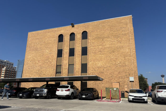 Fotografía que muestra el edificio de la Corte de Inmigración de San Antonio este martes, en San Antonio (EE.UU.). Cerca de 300 personas estaban convocadas ante los tres jueces del edificio, en la nueva táctica de audiencias masivas que se han extendido en tribunales estadounidenses desde la semana pasada. EFE/ Alejandra Arredondo
