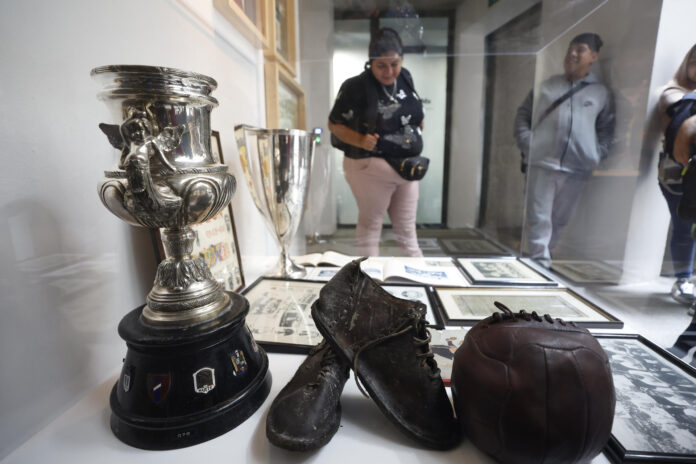 Personas observan la exposición ‘Cuando España jugó en México’ en la que el presidente de la Real Federación Española de Fútbol, Rafael Louzán aseguró este miércoles que “hay paz y tranquilidad” entre los jugadores a falta de un día para que arranque el Mundial en Ciudad de México (México). EFE/ Sáshenka Gutiérrez
