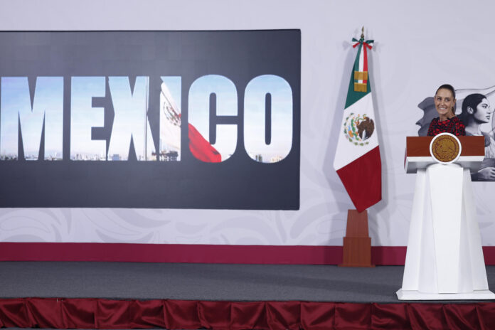 La presidenta de México, Claudia Sheinbaum, habla este miércoles, durante una rueda de prensa en Palacio Nacional de la Ciudad de México (México). EFE/Sáshenka Gutiérrez
