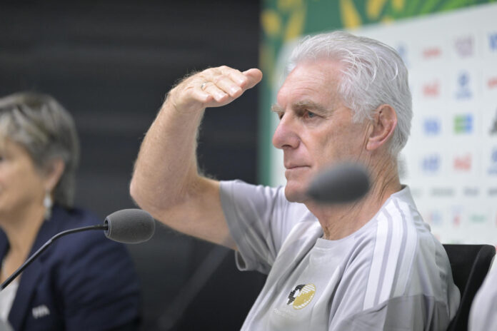 El seleccionador de Sudáfrica, Hugo Broos, ofrece una rueda de prensa este martes, en Monterrey (México). EFE/ Miguel Sierra
