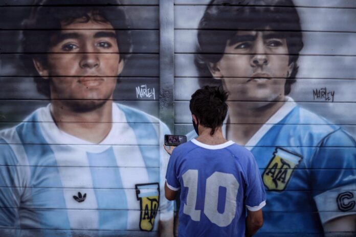 Diego Armando Maradona inmortalizado en un mural elaborado en Buenos Aires el 22 de junio de 2021 para conmemorar entonces los 35 años del gol que le marcó el astro a Inglaterra en el Mundial de México'86. EFE/Juan Ignacio Roncoroni
