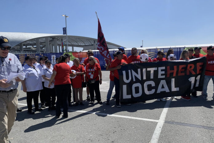 otografía cedida por Unite Here Local 11 de trabajadores del estadio SoFi durante una manifestación este martes, en Los Ángeles (EE.UU.). Los cerca de 2.000 trabajadores han alcanzado un acuerdo contractual provisional, con lo que evitan una huelga a pocos días de que inicie el torneo. EFE/Unite Here Local 11 /SOLO USO EDITORIAL /NO VENTAS /SOLO DISPONIBLE PARA ILUSTRAR LA NOTICIA QUE ACOMPAÑA /CRÉDITO OBLIGATORIO
