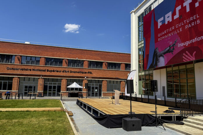 'FAST', considerado por la organización el barrio cultural más grande de Europa con una superficie de 12 hectáreas (equivalentes a casi 17 campos de fútbol), se inauguró este jueves en Romainville (afueras de París) con un festival sobre la creación multidisciplinar en presencia de la coreógrafa franco-española Blanca Li. El complejo reconvierte las instalaciones de una fábrica farmacéutica abandonada para ofrecer una enorme variedad de actividades culturales, formación y residencias para artistas: una iniciativa que ha comportado una inversión de 100 millones de euros a lo largo de diez años. EFE/ Pol Lloberas Cardona

