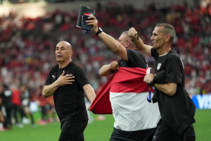 El seleccionador de Egipto, Hossam Hassan (i), ilusiona a un país desde el fondo de su corazón. EFE/EPA/BOB FRID
