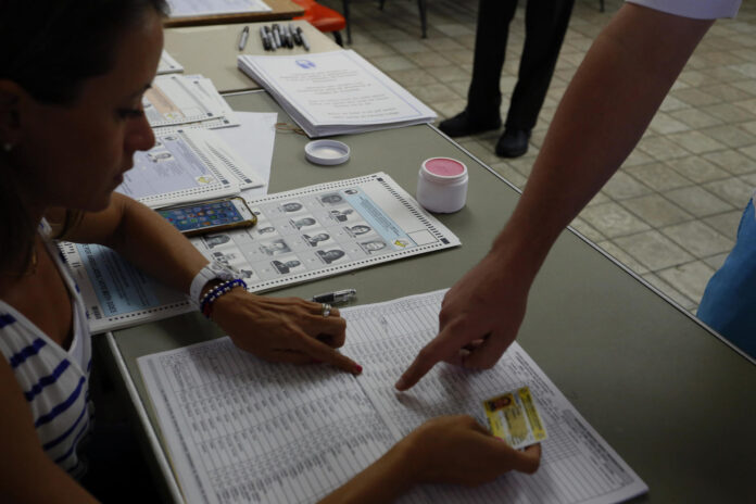 Miles de personas votan en las elecciones primarias en Guayanabo (Puerto Rico). Imagen de archivo. EFE/Thais Llorca
