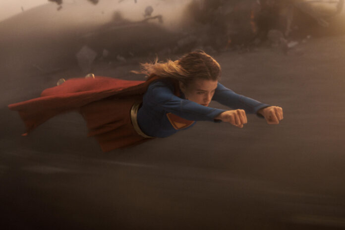 Fotograma cedido por DC Studios que muestra Milly Alcock durante una escena de la película 'Supergirl' dirigida por Craig Gillespie y que se estrena oficialmente el jueves en las salas de cine. EFE/ DC Studios/ SOLO USO EDITORIAL/ NO VENTAS/ SOLO DISPONIBLE PARA ILUSTRAR LA NOTICIA QUE ACOMPAÑA (CRÉDITO OBLIGATORIO)
