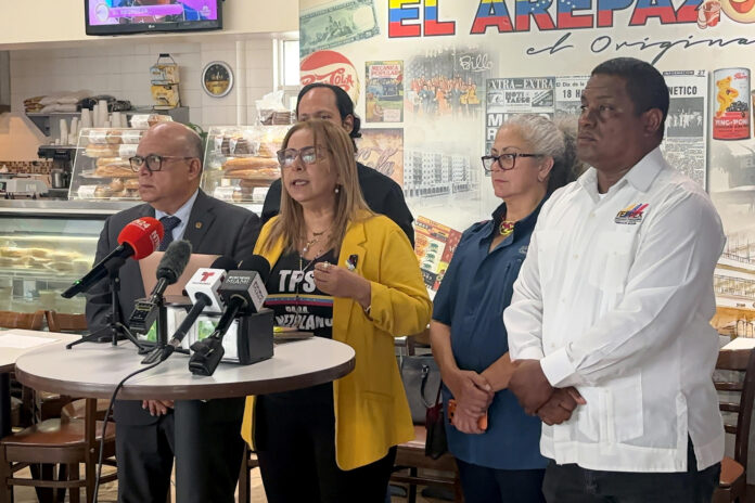 La presidenta de la Asociación Multicultural de Activistas Voz y Expresión (Amavex), Helene Villalonga (c), habla junto al presidente del Tribunal Supremo de Justicia en el exilio, Antonio Marval Jiménez (i), y el presidente de Venezolanos Perseguidos Políticos en el Exilio (Veppex), José Antonio Colina (d), durante un evento celebrado este viernes en el restaurante venezolano 'El Arepazo' en Doral (EE.UU.). EFE/Pablo Urbón
