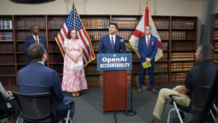 Fotografía cedida por la Fiscalía General de Florida donde aparece su fiscal general, James Uthmeier, hablando durante una conferencia de prensa este lunes, en Tallahassee, Florida (Estados Unidos). EFE/ Fiscalía General Florida / SOLO USO EDITORIAL/ NO VENTAS/ SOLO DISPONIBLE PARA ILUSTRAR LA NOTICIA QUE ACOMPAÑA (CRÉDITO OBLIGATORIO)
