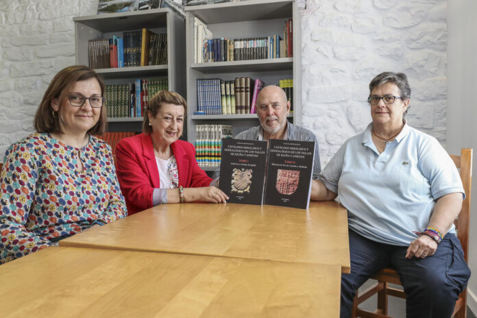 Los aficionados a la heráldica y la genealogía Carlos Argüeso, Flori Llanos, Susana Fernández y Reyes Peña Casanova que acaban de editar los dos tomos que reúnen 61 gráficos genealógicos y 78 genealogías que arrancan en muchos casos en el siglo XVI, dando como resultado un trabajo de investigación que aspira a convertirse en referencia para recuperar la historia de los valles de Iguña y Anievas. EFE/Javier G. Paradelo
